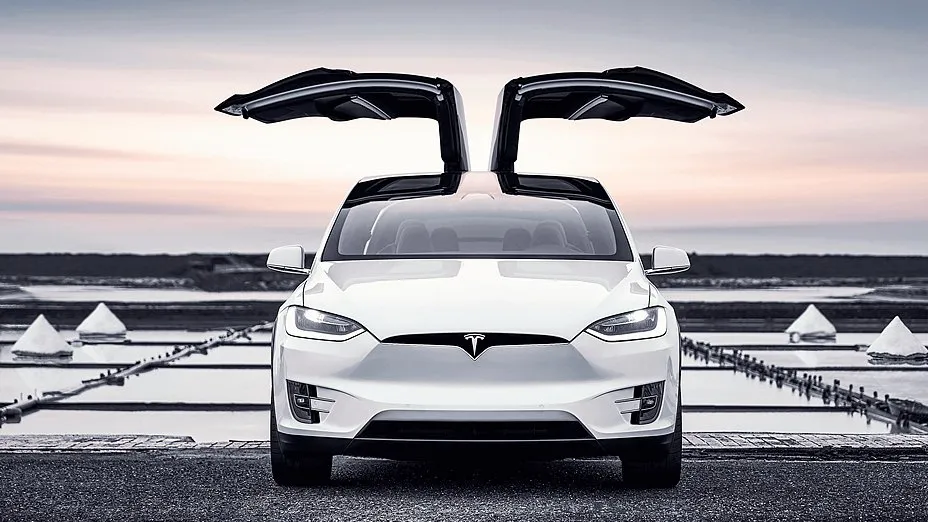 Низький рівень гальмівної рідини не викликає попередження: Tesla відкликає Mo...