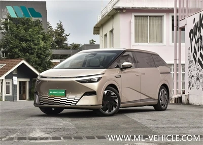 За ціною від 359 800 юанів Xpeng X9 MPV EV офіційно представлено