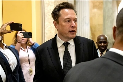 Маск: обговорити з радою директорів Tesla інвестиції в XAI на 5 мільярдів дол...