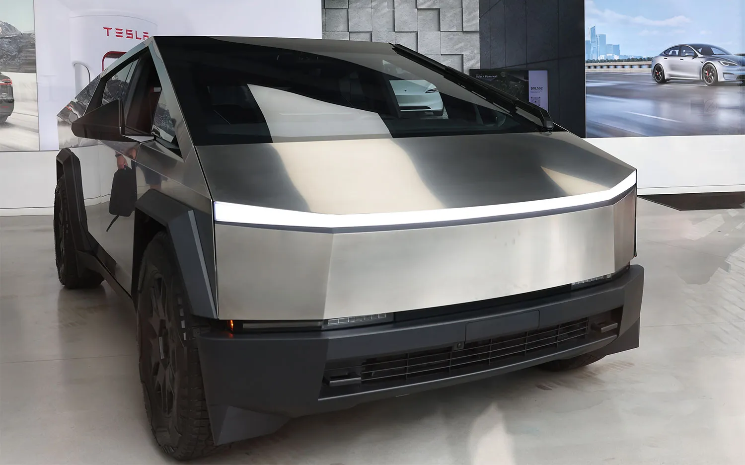 Tesla вшосте відкликає Cybertruck протягом року